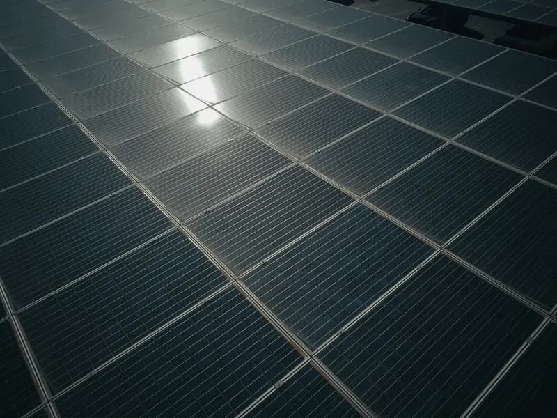 Le ciel qui se reflète sur des panneaux solaires