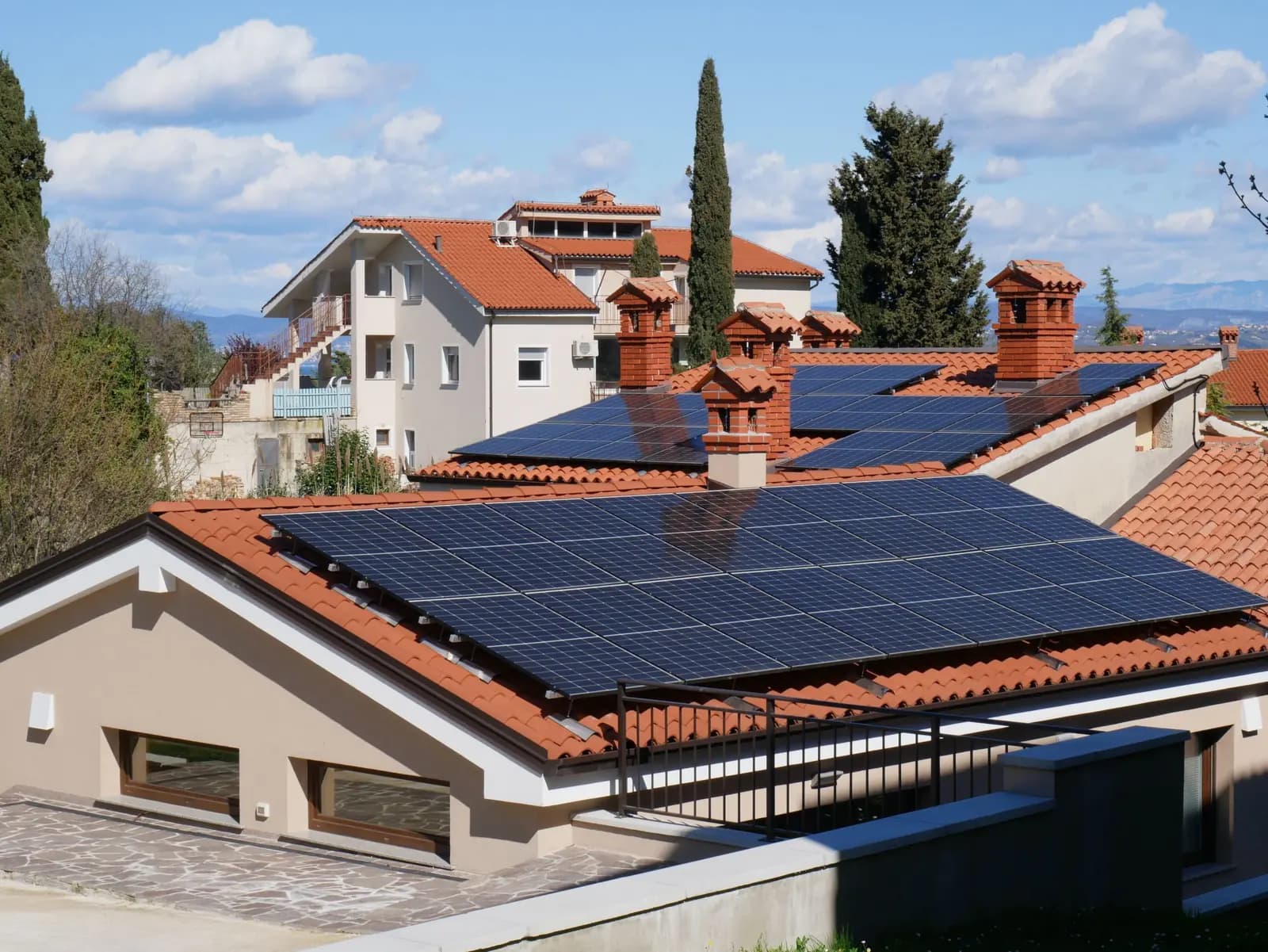 Maisons aux toits de tuiles équipés de panneaux solaires