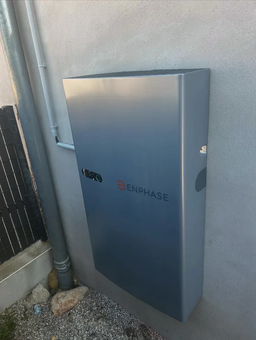 Batterie Enphase fixée au mur d’un garage, juin 2025