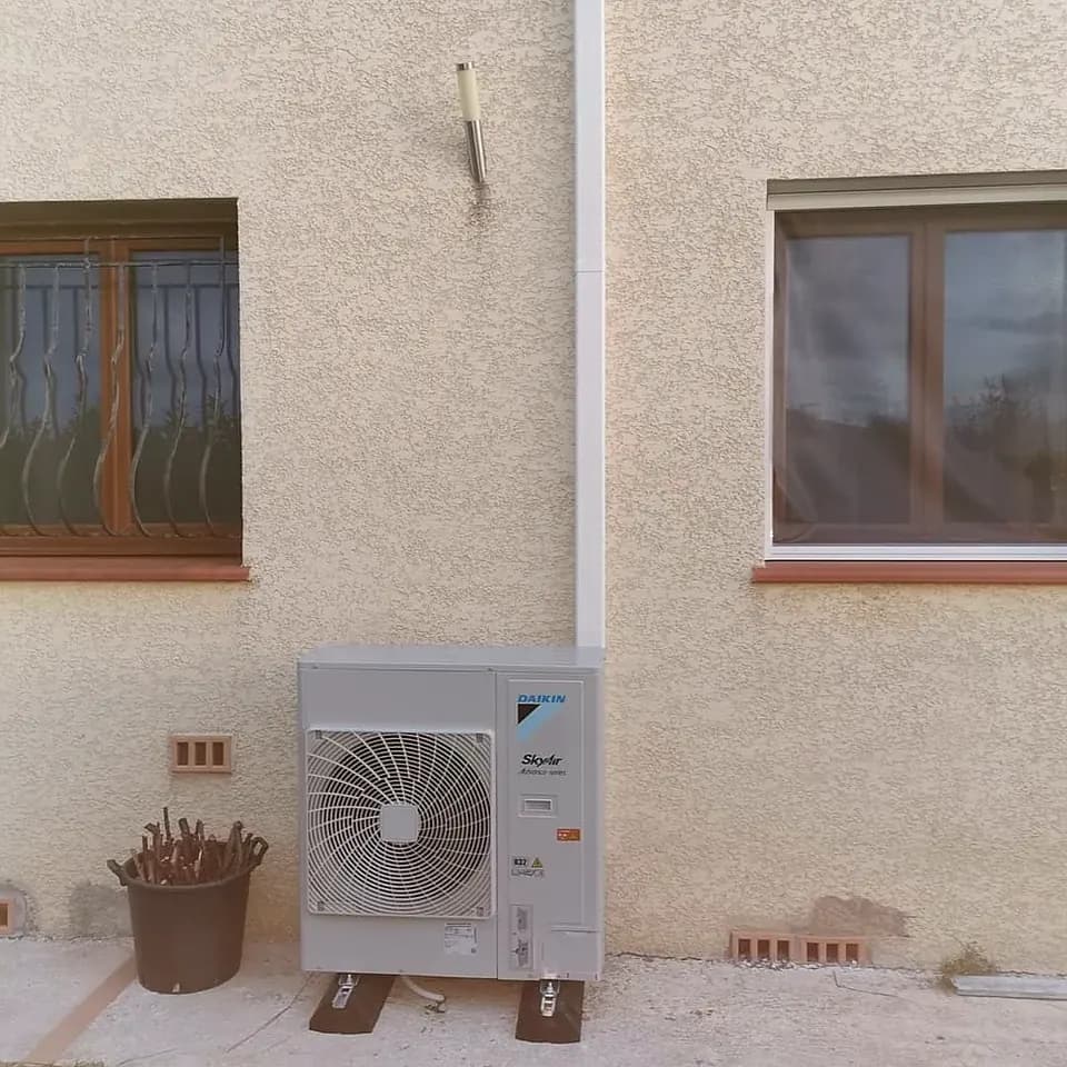 Unité extérieure de climatisation fixée contre une façade