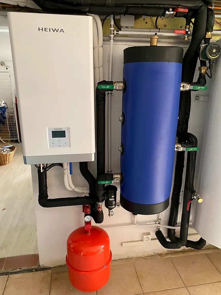 Module intérieur de pompe à chaleur et ballon tampon raccordés