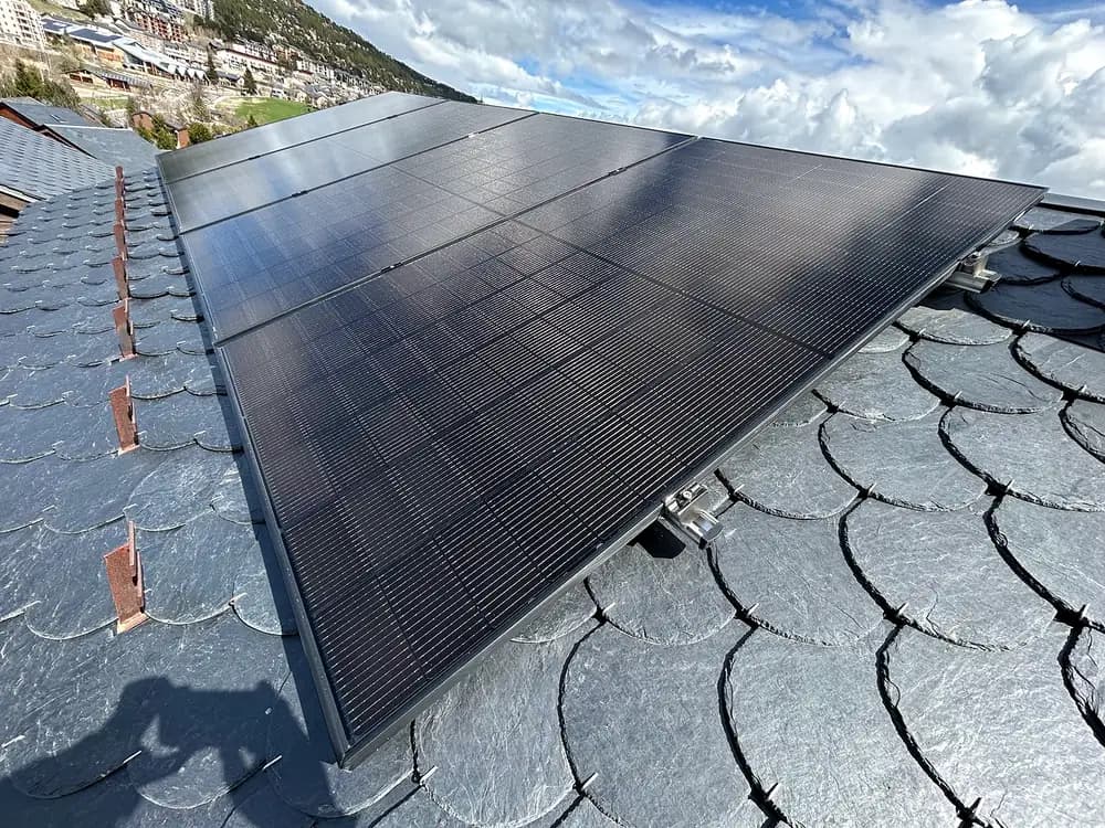 Panneaux solaires posés sur une toiture en ardoise