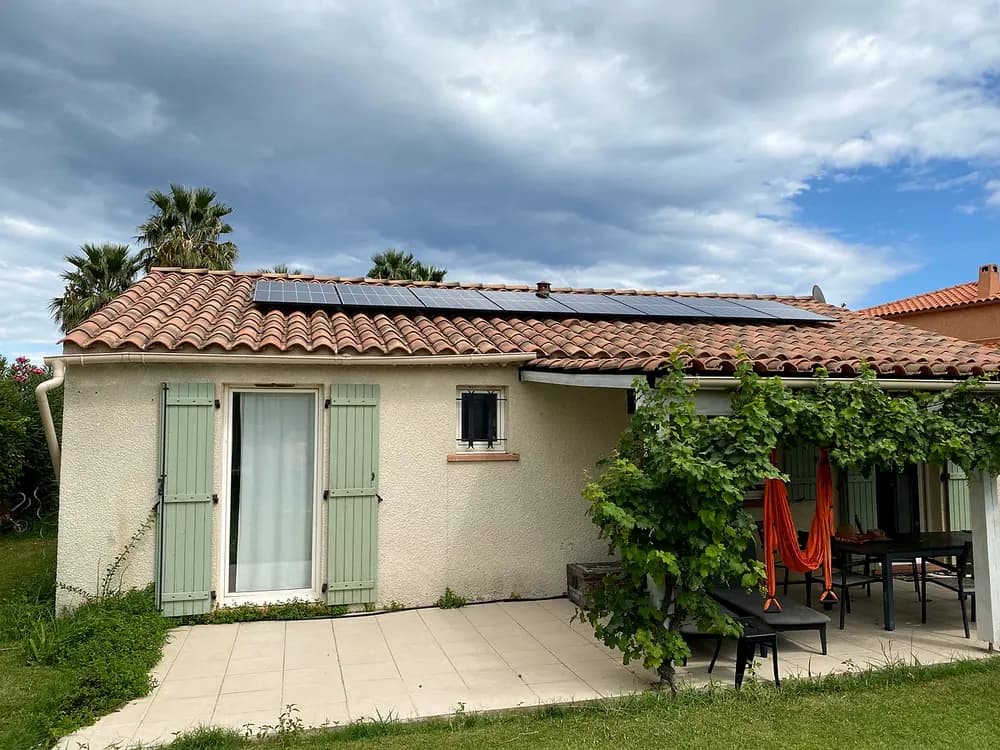 Maison de plain-pied avec panneaux solaires, vue depuis le jardin
