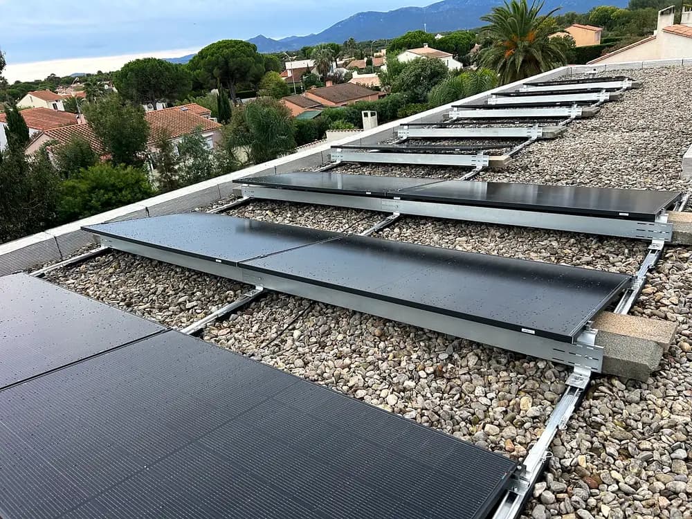 Panneaux solaires sur châssis, sur un toit-terrasse gravillonné
