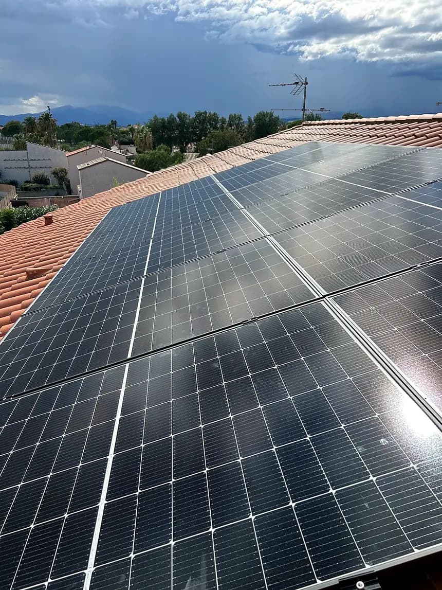 Panneaux solaires vus en enfilade sur un toit